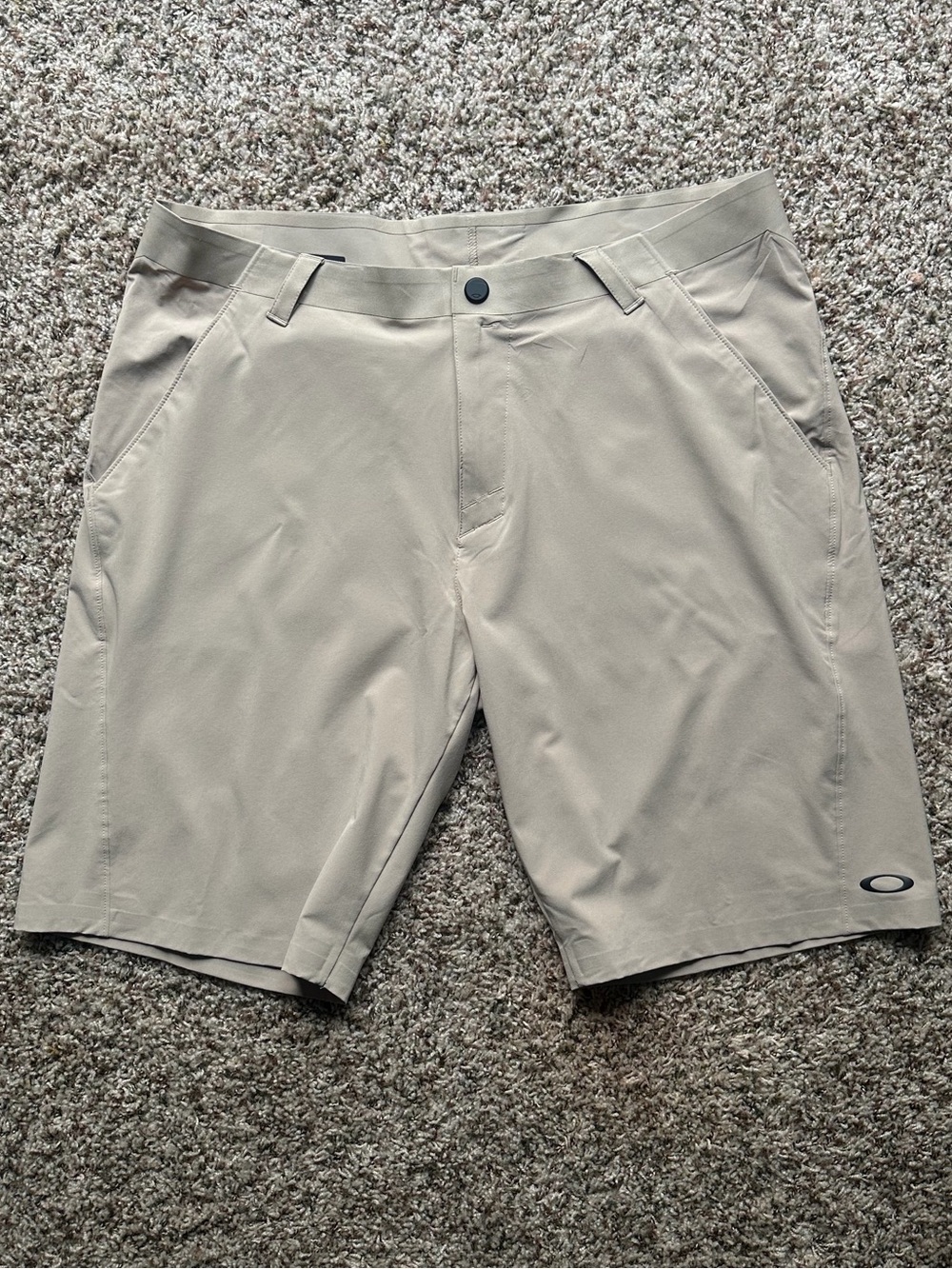 Perfect like new *OAKLEY wicking* khaki tan men’s casual golf ⛳️ shorts - 38